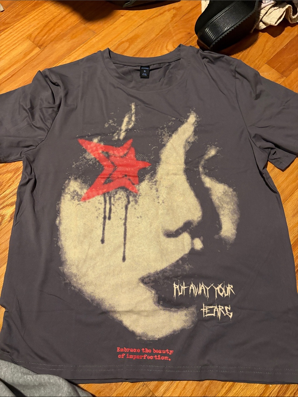 Graphic Print Men’s T‑Shirt with Red Star Accent